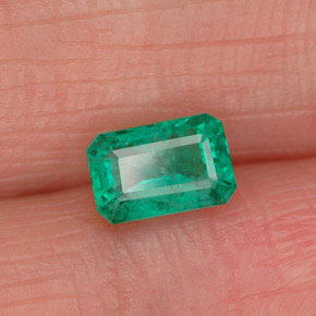 0.68カラットの天然グリーンエメラルド（6.2×4 mm・エメラルドカット）
