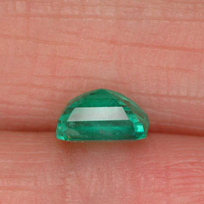 0.68カラットの天然グリーンエメラルド（6.2×4 mm・エメラルドカット）