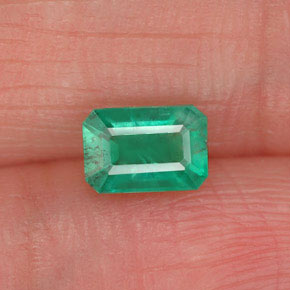 0.60カラットの天然グリーンエメラルド（5.9×4 mm・エメラルドカット）