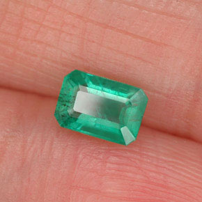 0.60カラットの天然グリーンエメラルド（5.9×4 mm・エメラルドカット）