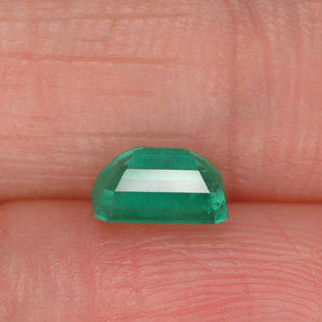0.60カラットの天然グリーンエメラルド（5.9×4 mm・エメラルドカット）