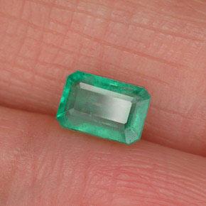 0.72カラットの天然グリーンエメラルド（6.1×4.2 mm・エメラルドカット）