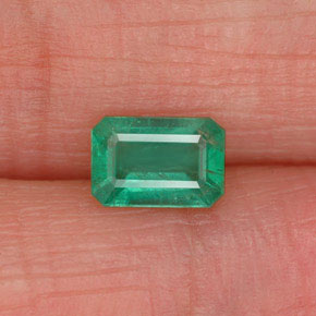 0.52カラットの天然グリーンエメラルド（6×4 mm・エメラルドカット）