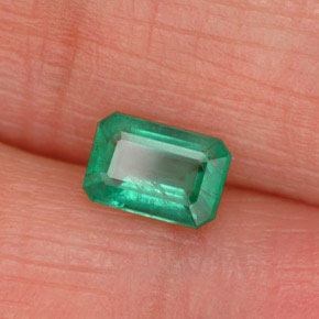 0.52カラットの天然グリーンエメラルド（6×4 mm・エメラルドカット）
