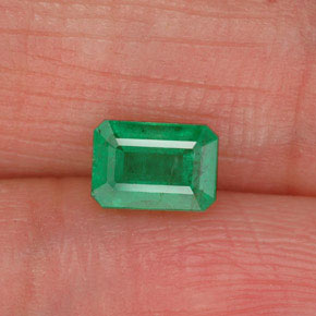 0.53カラットの天然グリーンエメラルド（5.7×4 mm・エメラルドカット）