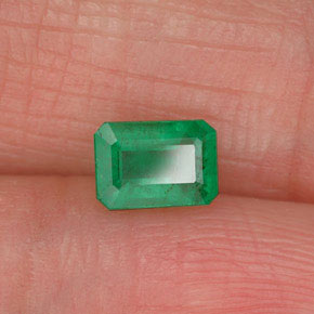 0.53カラットの天然グリーンエメラルド（5.7×4 mm・エメラルドカット）