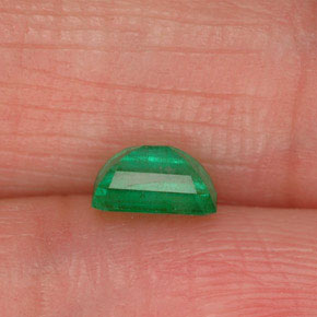 0.53カラットの天然グリーンエメラルド（5.7×4 mm・エメラルドカット）