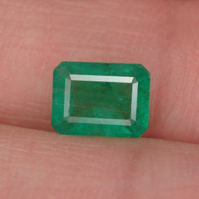1.13カラットの天然グリーンエメラルド（7.6×5.8 mm・エメラルドカット）