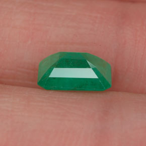 1.13カラットの天然グリーンエメラルド（7.6×5.8 mm・エメラルドカット）
