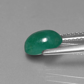 1.70カラットの天然グリーンエメラルド（8.3×6.1 mm・オーバルカット）