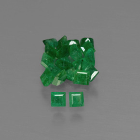 カラットの天然グリーンエメラルド（2.4×2.4 mm・四角）