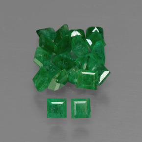 カラットの天然グリーンエメラルド（2.4×2.4 mm・四角）