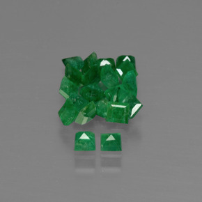 カラットの天然グリーンエメラルド（2.4×2.4 mm・四角）