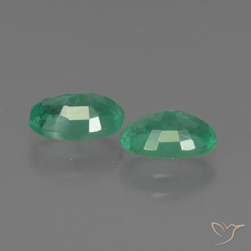 1.37カラットの天然ミディアムグリーンエメラルド（7×5.1 mm・オーバルカット）