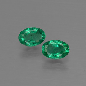 カラットの天然グリーンエメラルド（5.8×4 mm・オーバルカット）
