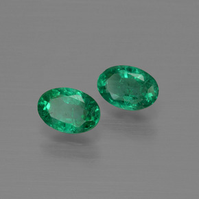 カラットの天然グリーンエメラルド（5.8×4 mm・オーバルカット）