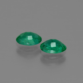 カラットの天然グリーンエメラルド（5.8×4 mm・オーバルカット）