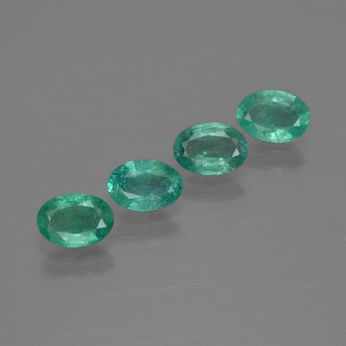 1.62カラットの天然青みがかった緑エメラルド（6×4.2 mm・オーバルカット）