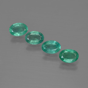 1.62カラットの天然青みがかった緑エメラルド（6×4.2 mm・オーバルカット）