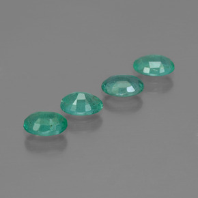 1.62カラットの天然青みがかった緑エメラルド（6×4.2 mm・オーバルカット）