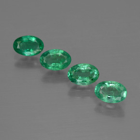 1.85カラットの天然ミディアムグリーンエメラルド（6.1×4.1 mm・オーバルカット）
