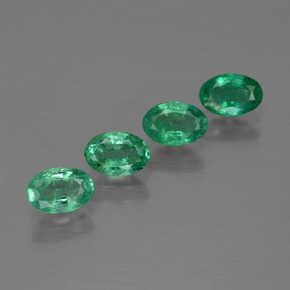 1.85カラットの天然ミディアムグリーンエメラルド（6.1×4.1 mm・オーバルカット）