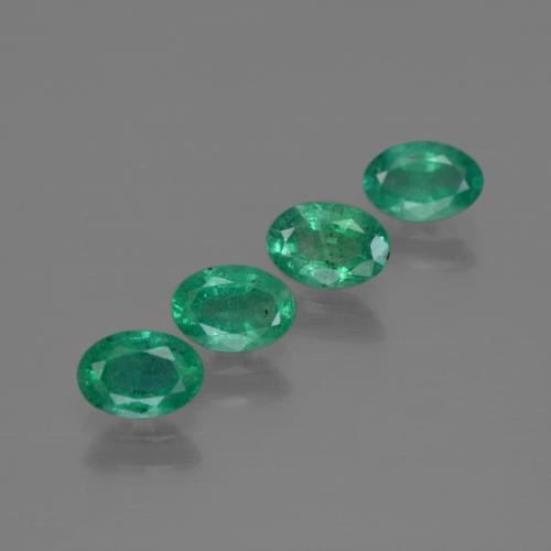 1.73カラットの天然クールグリーンエメラルド（6×4.2 mm・オーバルカット）