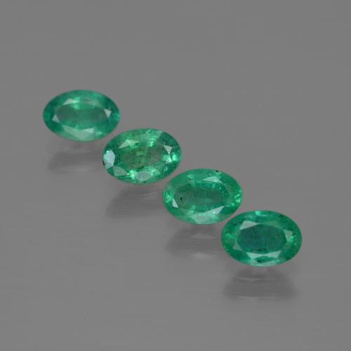 1.73カラットの天然クールグリーンエメラルド（6×4.2 mm・オーバルカット）