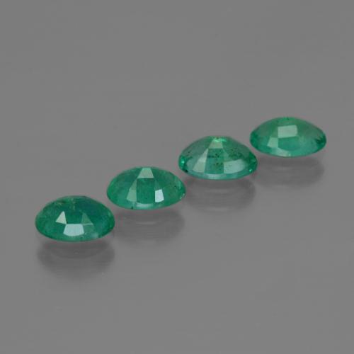1.73カラットの天然クールグリーンエメラルド（6×4.2 mm・オーバルカット）