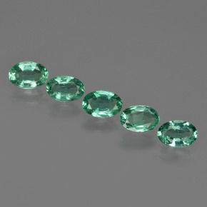 1.98カラットの天然クールグリーンエメラルド（5.9×4.1 mm・オーバルカット）