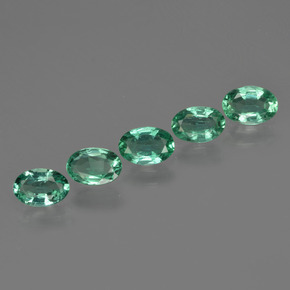 1.98カラットの天然クールグリーンエメラルド（5.9×4.1 mm・オーバルカット）