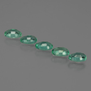 1.98カラットの天然クールグリーンエメラルド（5.9×4.1 mm・オーバルカット）