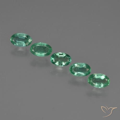 1.15カラットの天然ミディアムグリーンエメラルド（5.1×3.3 mm・オーバルカット）