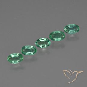 1.15カラットの天然ミディアムグリーンエメラルド（5.1×3.3 mm・オーバルカット）