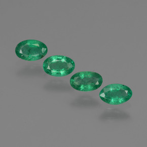 カラットの天然グリーンエメラルド（5×3.2 mm・オーバルカット）