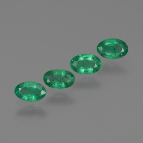 カラットの天然グリーンエメラルド（5×3.2 mm・オーバルカット）