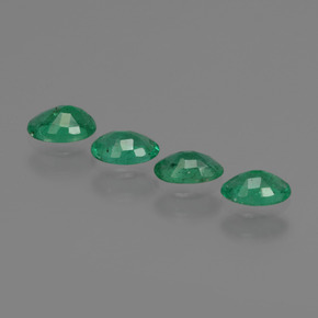 カラットの天然グリーンエメラルド（5×3.2 mm・オーバルカット）
