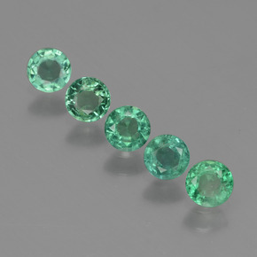カラットの天然グリーンエメラルド（3.36 mm・ラウンドカット）