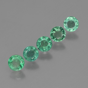 カラットの天然グリーンエメラルド（3.36 mm・ラウンドカット）