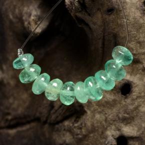 3.79カラットの天然グリーンエメラルド（4.3×4.2 mm・ファンシーシェイプ）