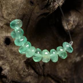 3.79カラットの天然グリーンエメラルド（4.3×4.2 mm・ファンシーシェイプ）