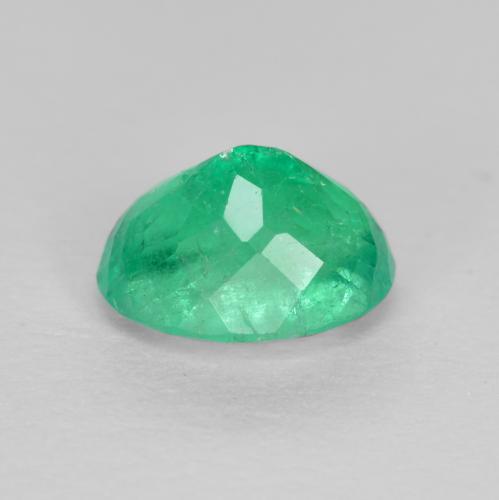 0.94カラットの天然エレクトリックグリーンエメラルド（6.9×5.4 mm・オーバルカット）