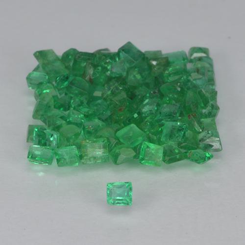1.34カラットの天然ウォームグリーンエメラルド（1.3×1.2 mm・四角）