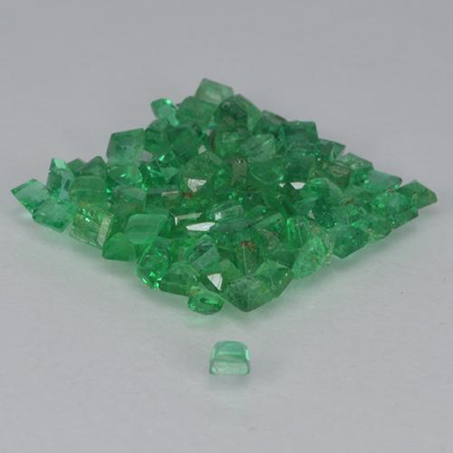 1.34カラットの天然ウォームグリーンエメラルド（1.3×1.2 mm・四角）