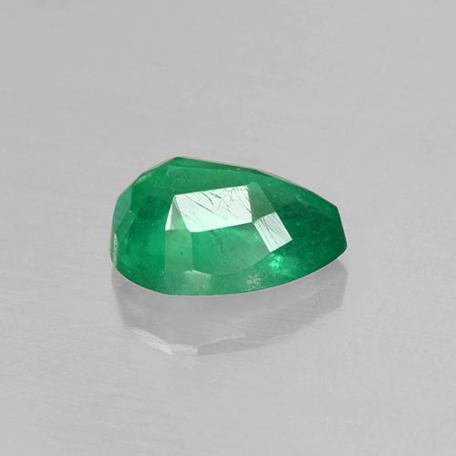 0.79カラットの天然グリーンエメラルド（7.1×5.2 mm・洋梨の形）