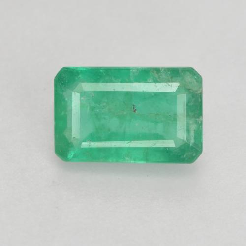 0.45カラットの天然ジェイドグリーンエメラルド（5.9×3.8 mm・エメラルドカット）