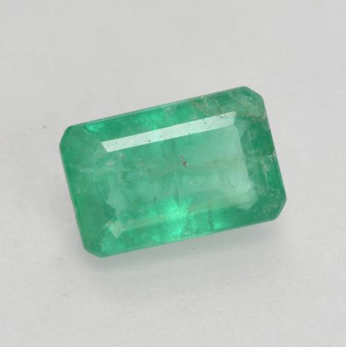 0.45カラットの天然ジェイドグリーンエメラルド（5.9×3.8 mm・エメラルドカット）