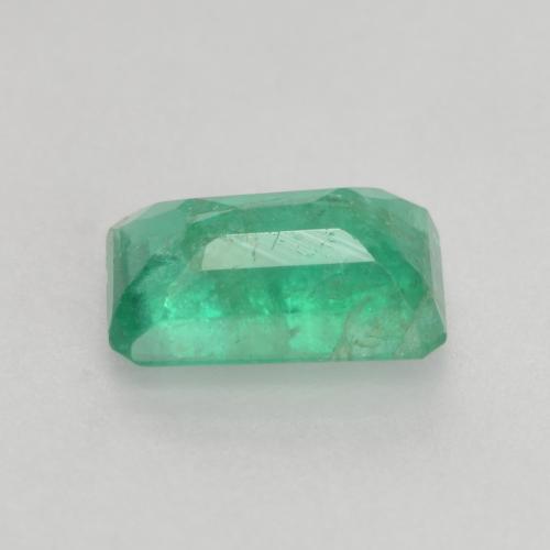 0.45カラットの天然ジェイドグリーンエメラルド（5.9×3.8 mm・エメラルドカット）