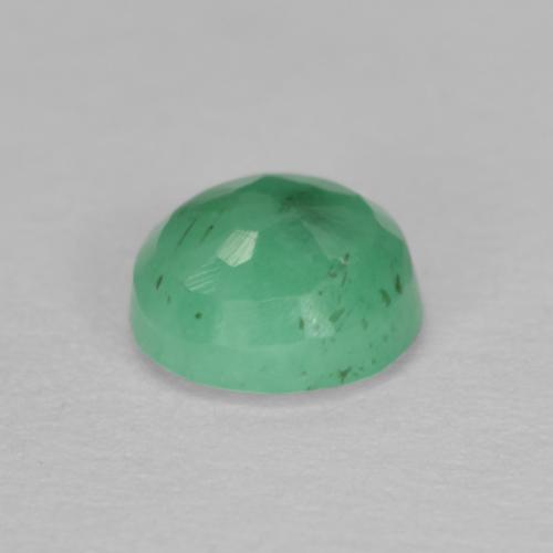 0.74カラットの天然ピスタチオグリーンエメラルド（5.99 mm・ラウンドカット）