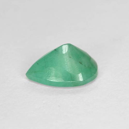 0.67カラットの天然クールグリーンエメラルド（7.1×5.2 mm・洋梨の形）